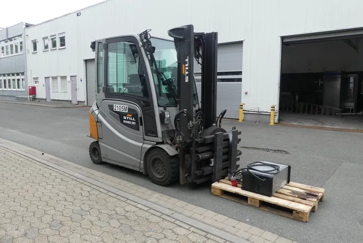 STILL Elektro-Gabelstapler 3 to Fahrzeug Typ: RX 60-30 (mit drehbarer Kaup Klammergabel 3T491)